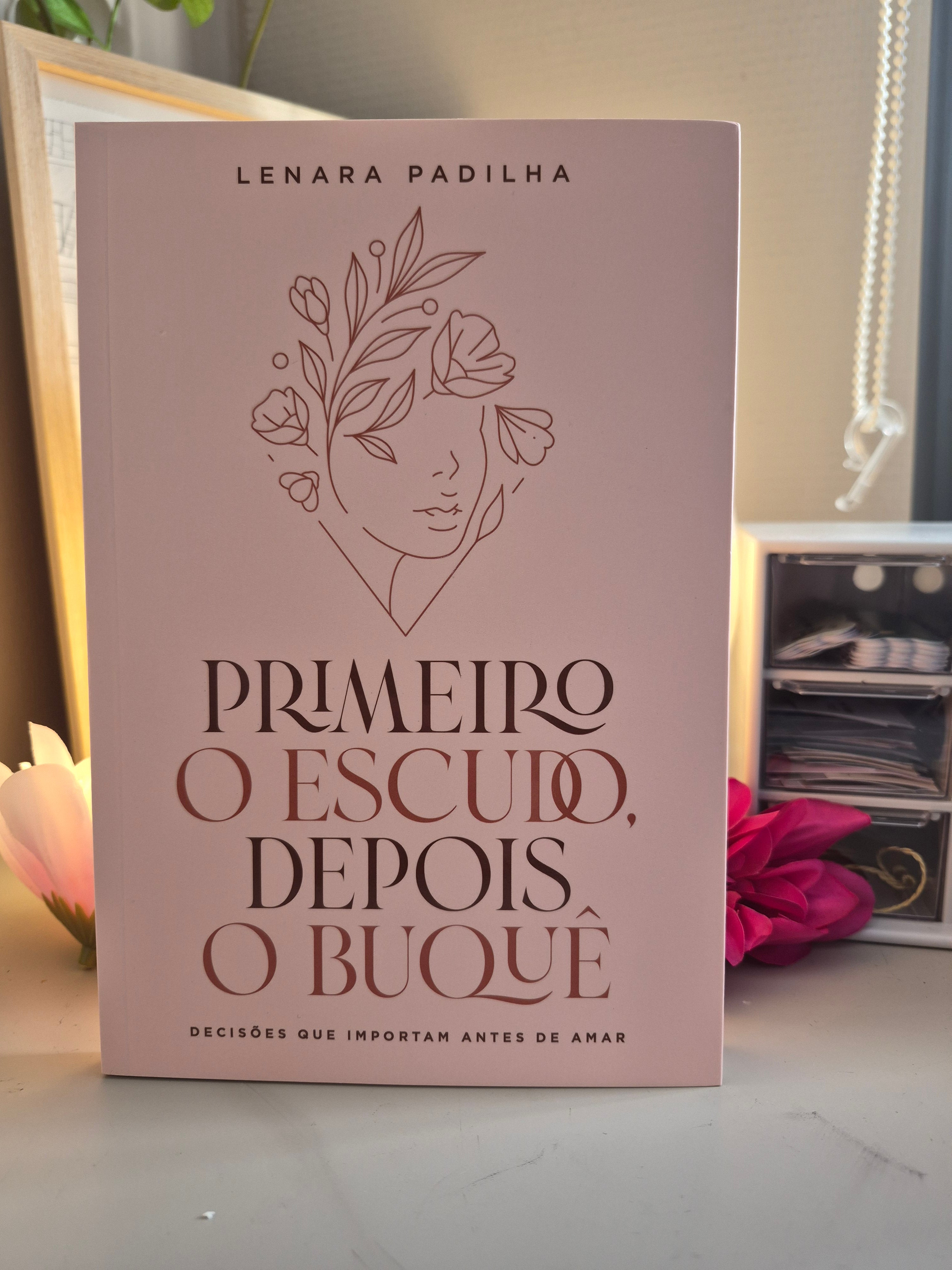 Primeiro O Escudo, Depois O Buque | Lenara Padilha